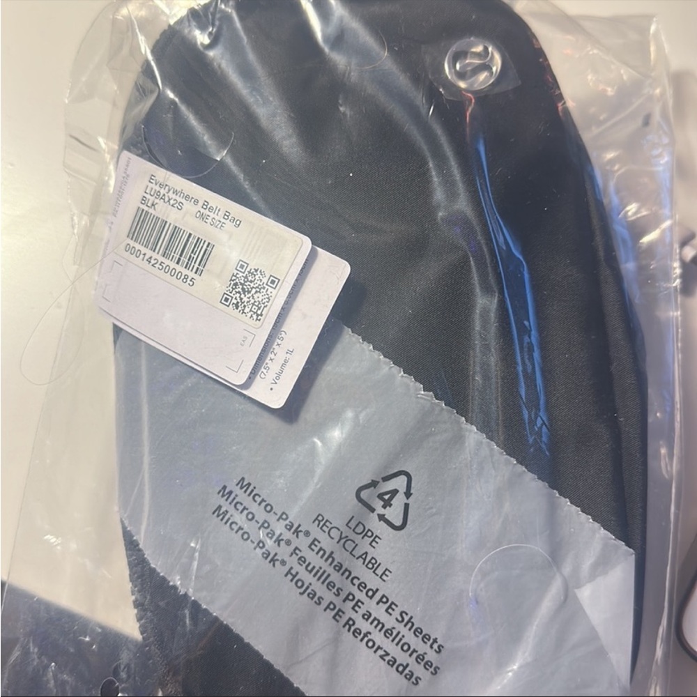 NWT lululemon everywhere belt bag black - Picture 4 of 6